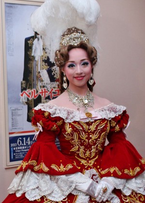 愛加あゆ、宝塚歌劇団雪組公演『ベルサイユのばら』－フェルゼン編－囲み取材の様子