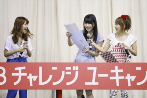 調剤事務管理士資格取得に合格したことを発表した横山由依（中央）