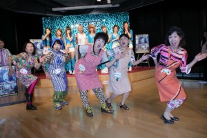 『LOOPER／ルーパー』応援団就任式に登場した、「ウェザーガールズ」と「30年後のウェザーガールズ」