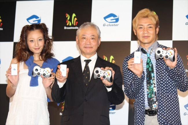 クラウドゲーム機「G－cluster」発売記念イベントに登場した、西山茉希、ブロードメディア代表取締役社長・橋本太郎氏、つるの剛士