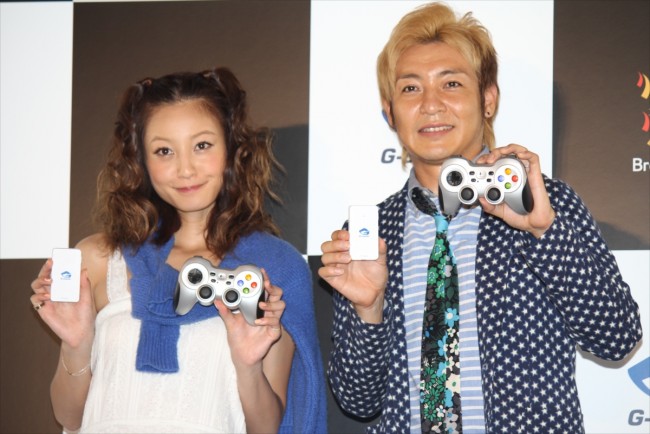 クラウドゲーム機「G－cluster」発売記念イベントに登場したつるの剛士と西山茉希