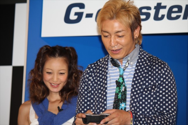 クラウドゲーム機「G－cluster」発売記念イベントに登場したつるの剛士と西山茉希