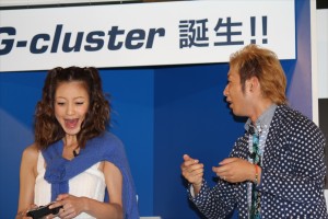 クラウドゲーム機「G－cluster」発売記念イベントに登場したつるの剛士と西山茉希