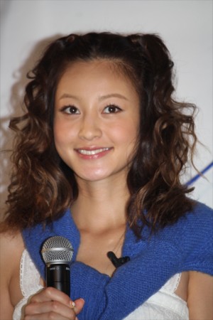 クラウドゲーム機「G－cluster」発売記念イベントに登場した西山茉希