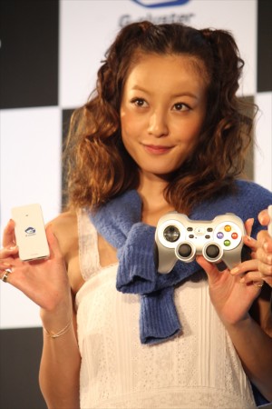 クラウドゲーム機「G－cluster」発売記念イベントに登場した西山茉希