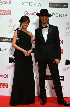 「VIDEO MUSIC AWARDS JAPAN」レッドカーペットに登場した前田敦子と金子ノブアキ