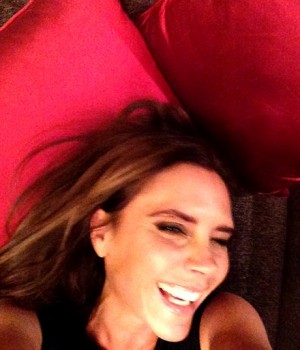 笑うヴィクトリア（デヴィッド・ベッカムのFacebookより）