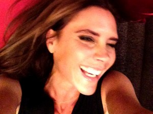 笑うヴィクトリア（デヴィッド・ベッカムのFacebookより）