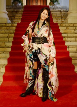 ポップな衣装をまとった“サムライ女子”のリア・ディゾン