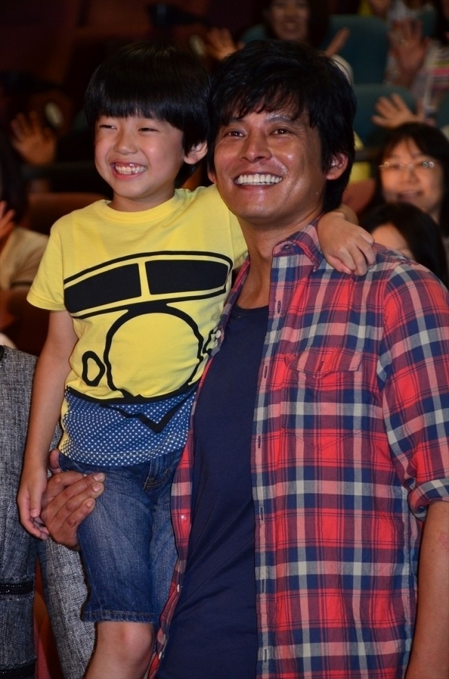 ドラマ『oh，My Dad!!』完成披露試写会（左から田中奏生、織田裕二）