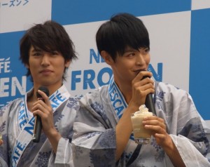 「ネスカフェ フローズン」PRイベントに出席したD☆DATE・瀬戸康史（右）、堀井新太（左）
