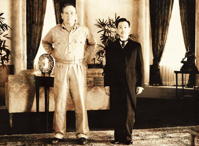 昭和天皇とマッカーサー 世紀の会談 場面写真が新聞広告として掲載 13年7月5日 写真 映画 ニュース クランクイン 昭和天皇とマッカーサー 世紀の会談 場面写真が新聞広告として掲載 13年7月5日 写真 映画 ニュース クランクイン