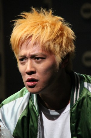 小出恵介、『盲導犬－澁澤龍彦「犬狼都市」より－』舞台の様子