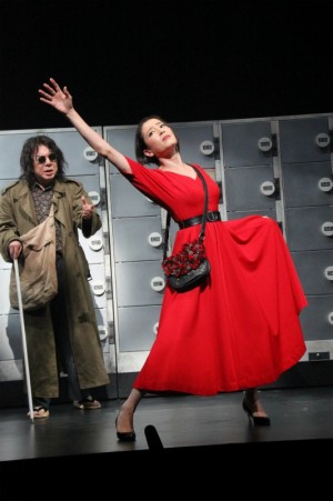 古田新太、宮沢りえ、『盲導犬－澁澤龍彦「犬狼都市」より－』舞台の様子