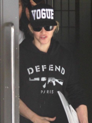 年下恋人ブラヒムのブランド「Defend」を着る、マドンナ