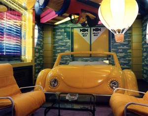 黄色いオープンカーベッド