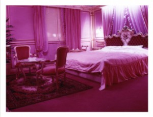 ピンクの怪しい照明でセクシーな空間に