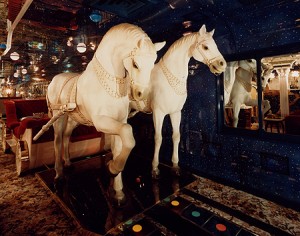 白馬の馬車がベットに