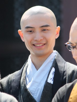 『ぶっせん』記者会見にて、徳永厚治役の森康