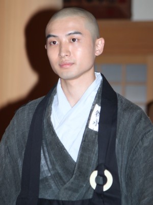 『ぶっせん』記者会見にて、徳永厚治役の森康