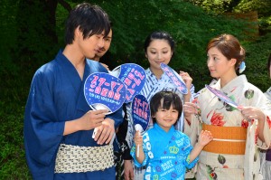 『スターマン・この星の恋』製作発表会見に登場した（左から）福士蒼汰、KENCHI（EXILE）、小池栄子、五十嵐陽向、広末涼子