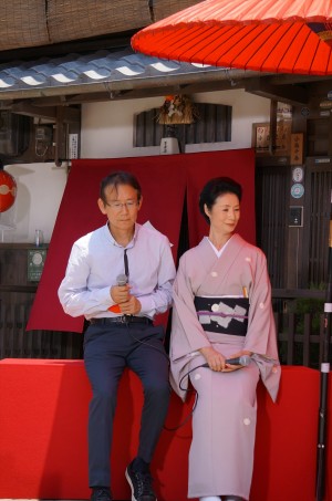 『舞妓はレディ』製作発表会見に登場した富司純子、周防正行監督