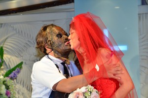 『飛び出す 悪魔のいけにえ レザーフェイス一家の逆襲』公開記念結婚イベントに登場したLiLiCoとレザーフェイス