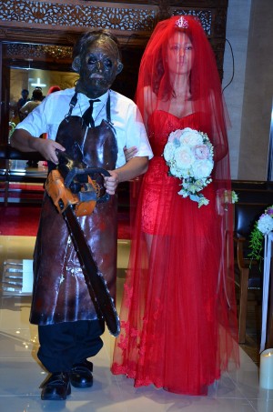 『飛び出す 悪魔のいけにえ レザーフェイス一家の逆襲』公開記念結婚イベントに登場したLiLiCoとレザーフェイス