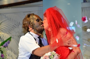 『飛び出す 悪魔のいけにえ レザーフェイス一家の逆襲』公開記念結婚イベントに登場したLiLiCoとレザーフェイス