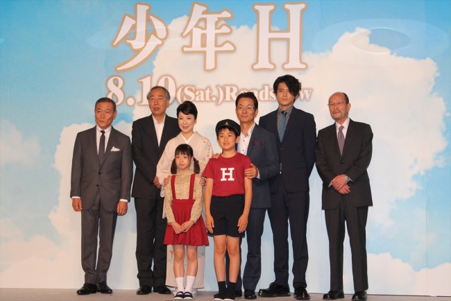 『少年H』完成報告会見に登場した水谷豊・伊藤蘭夫妻、吉岡竜輝、花田優里音、小栗旬、國村隼、岸部一徳、降旗康男監督