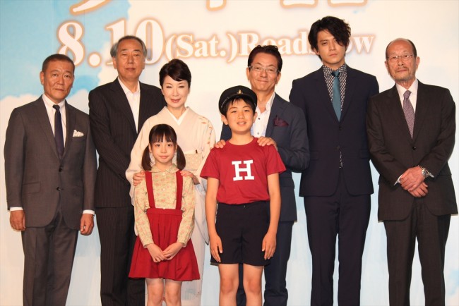 『少年H』完成報告会見に登場した水谷豊・伊藤蘭夫妻、吉岡竜輝、花田優里音、小栗旬、國村隼、岸部一徳、降旗康男監督