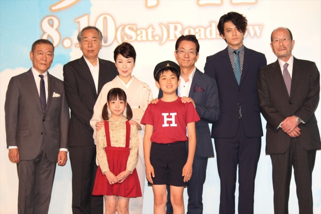 『少年H』完成報告会見に登場した水谷豊・伊藤蘭夫妻、吉岡竜輝、花田優里音、小栗旬、國村隼、岸部一徳、降旗康男監督