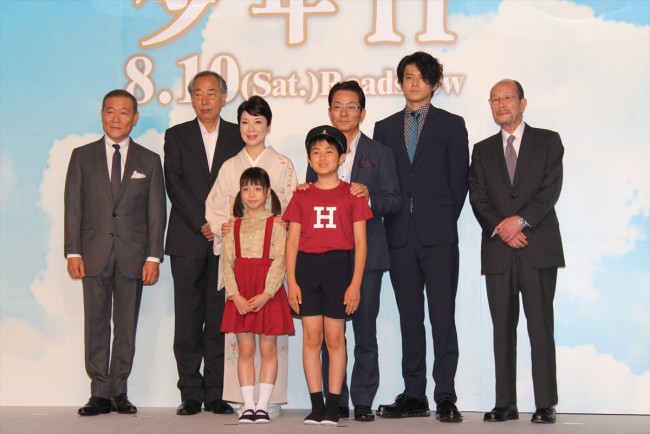 『少年H』完成報告会見に登場した水谷豊・伊藤蘭夫妻、吉岡竜輝、花田優里音、小栗旬、國村隼、岸部一徳、降旗康男監督