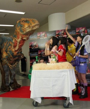 サポーターを務める「WALKING WITH DINOSAURS LIVE」の初日公演を鑑賞したももいろクローバーZ