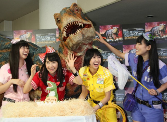 サポーターを務める「WALKING WITH DINOSAURS LIVE」の初日公演を鑑賞したももいろクローバーZ