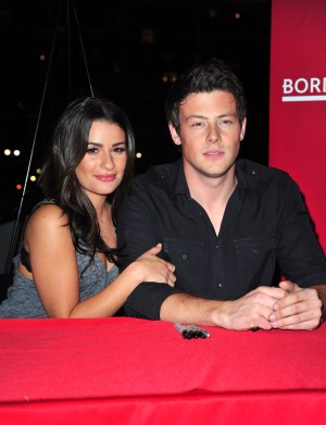 リー・ミシェル＆コーリー・モンテース、2009年11月に行われた書店「Borders Book Store」での『glee／グリー』イベントにて