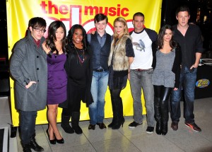 コーリー・モンテースと『glee／グリー』のキャストたち、2009年11月に行われた書店「Borders Book Store」での『glee／グリー』イベントにて