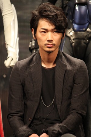 『ガッチャマン』完成披露記者会見に登場した綾野剛