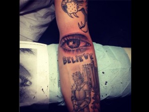 ジャスティン・ビーバーの「ママの瞳」タトゥー（ジャスティン・ビーバーのインスタグラムより）