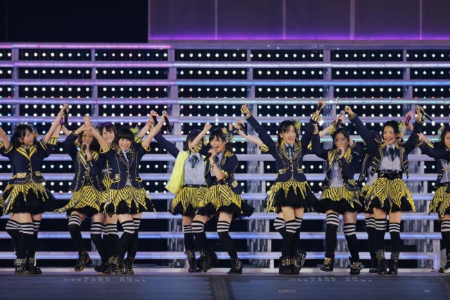 篠田麻里子、地元・福岡で涙の卒業セレモニー AKB48・5大ドームツアー福岡公演の模様