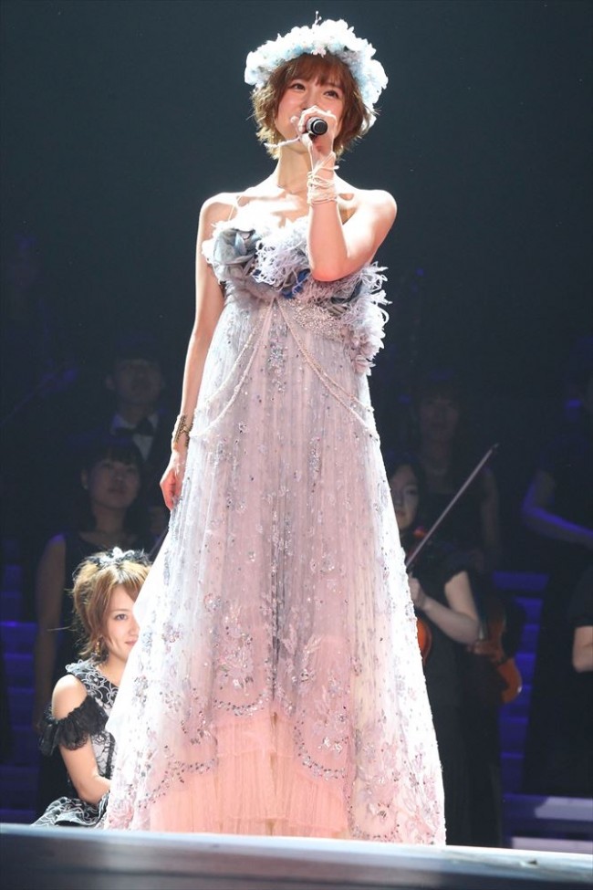 篠田麻里子、地元・福岡で涙の卒業セレモニー AKB48・5大ドームツアー福岡公演の模様