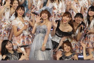 篠田麻里子、地元・福岡で涙の卒業セレモニー AKB48・5大ドームツアー福岡公演の模様