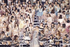 篠田麻里子、地元・福岡で涙の卒業セレモニー AKB48・5大ドームツアー福岡公演の模様