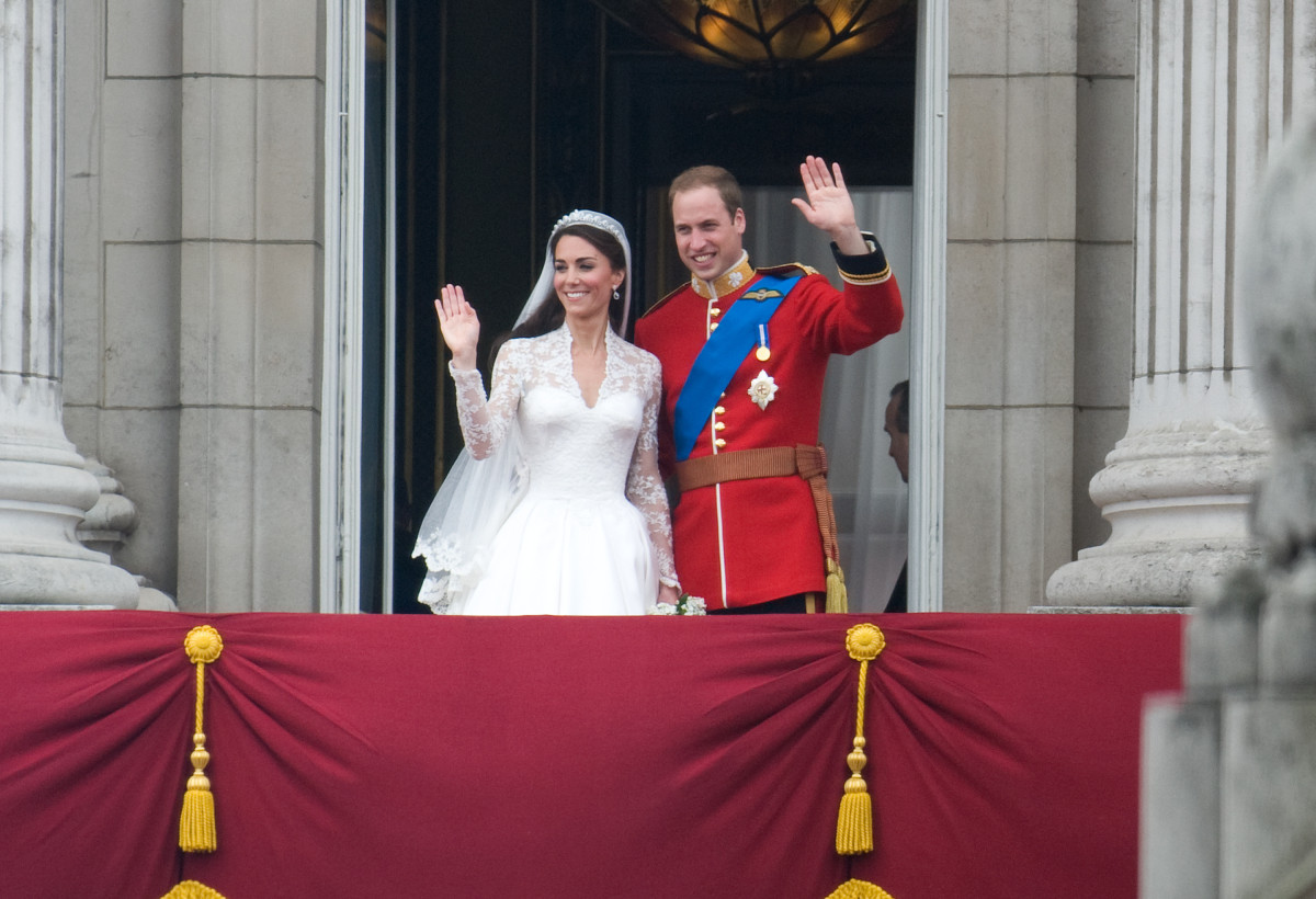 英キャサリン妃の白コート姿が美しい　ウィリアム王子と結婚式を挙げた寺院を再訪　