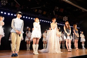 篠田麻里子がAKB48を卒業　最後の劇場公演の模様