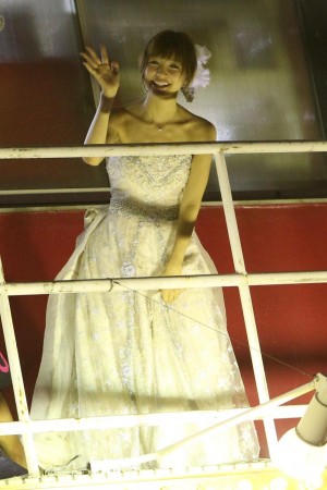 篠田麻里子がAKB48を卒業　最後の劇場公演の模様