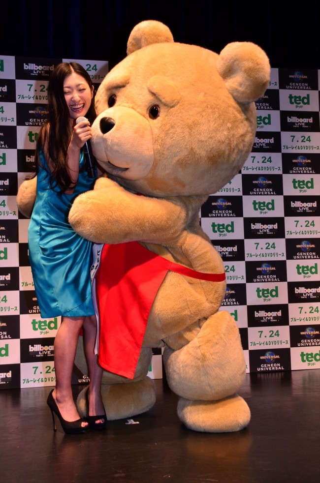 『テッド』ブルーレイ＆DVDリリース記念イベントに登場した壇蜜、着ぐるみテッド（猫ひろし）