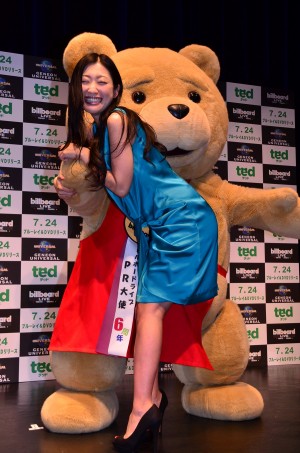 『テッド』ブルーレイ＆DVDリリース記念イベントに登場した壇蜜、着ぐるみテッド（猫ひろし）