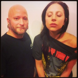 鼻ピアスを開けたガガ様。