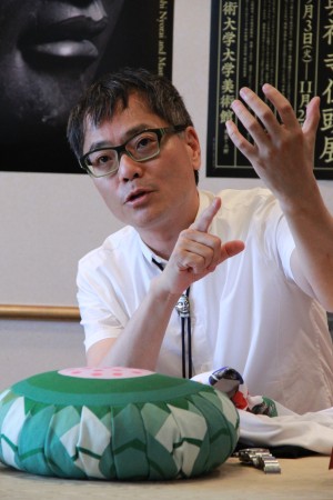 ロータスクッションを紹介するいとうせいこう